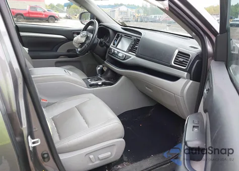 2018 Toyota Highlander Xle z USA, uszkodzony, nr VIN 5TDJZRFH8JS884909